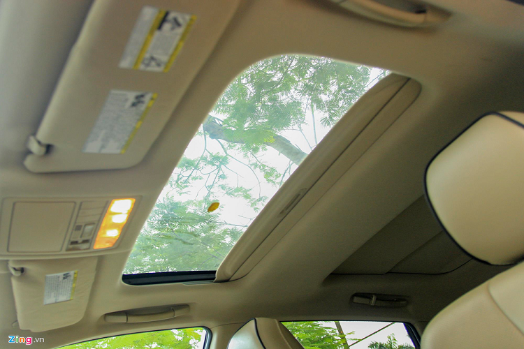 Cửa sổ trời ở Venza được chia làm hai phần cho hàng ghế trước và sau. 