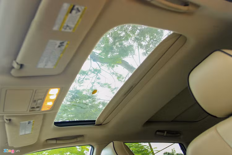 Cửa sổ trời ở Venza được chia làm hai phần cho hàng ghế trước và sau. 