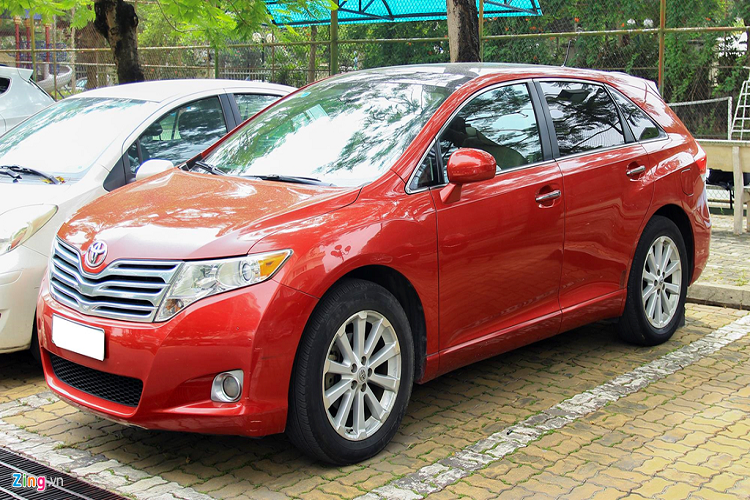 Mẫu xe crossover Toyota Venza hấp dẫn một thời ở Việt Nam đang được một chủ xe ở Hà Nội rao bán với giá gần 800 triệu đồng. Màu sắc lạ mắt cùng nguồn gốc xe nhập khẩu từ Mỹ phần nào lý giải lý do giá bán khá cao. 