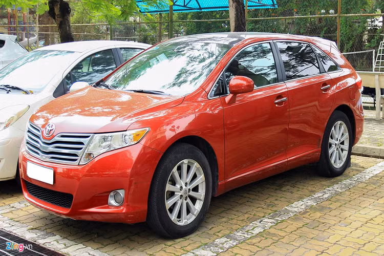 Mẫu xe crossover Toyota Venza hấp dẫn một thời ở Việt Nam đang được một chủ xe ở Hà Nội rao bán với giá gần 800 triệu đồng. Màu sắc lạ mắt cùng nguồn gốc xe nhập khẩu từ Mỹ phần nào lý giải lý do giá bán khá cao. 
