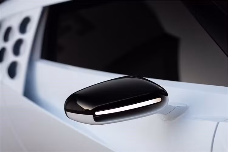 Theo một số nguồn tin, xe sẽ chỉ được sản xuất với số lượng đúng 10 chiếc và có giá Bugatti Centodieci khởi điểm lên đến 8,9 triệu USD (206,4 tỷ đồng). Với giá bán này, Centodieci là siêu xe hiện đại đắt thứ 2 của Bugatti hiện nay, sau La Voiture Noire độc nhất vô nhị có giá 19 triệu USD.