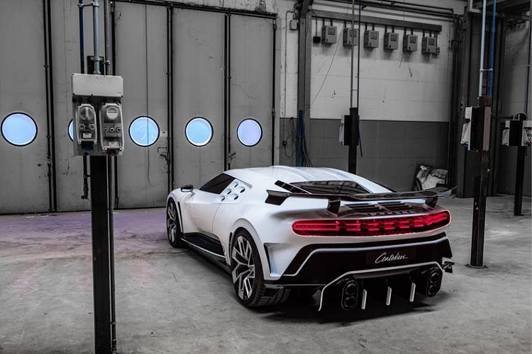 Đằng sau, Bugatti Centodieci được trang bị cánh gió đuôi cố định màu đen cỡ lớn, cụm đèn hậu LED đã thay đổi thiết kế so với Chiron và bộ khuếch tán sơn màu trắng. Nằm hai bên bộ khuếch tán gió này là 4 ống xả hình tròn nằm dọc.