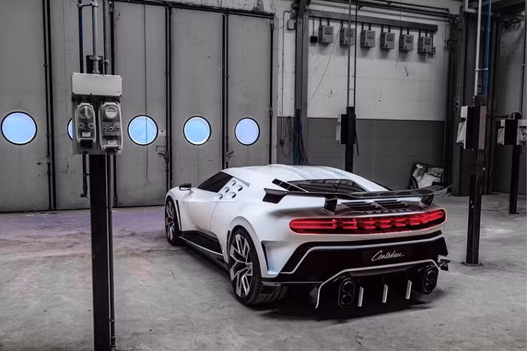 Đằng sau, Bugatti Centodieci được trang bị cánh gió đuôi cố định màu đen cỡ lớn, cụm đèn hậu LED đã thay đổi thiết kế so với Chiron và bộ khuếch tán sơn màu trắng. Nằm hai bên bộ khuếch tán gió này là 4 ống xả hình tròn nằm dọc.