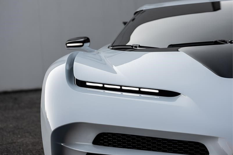 Nằm hai bên lưới tản nhiệt là cụm đèn pha LED nằm ngang có thiết kế mỏng đến bất ngờ.