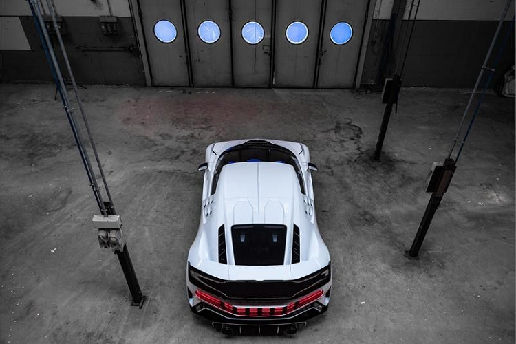 Đáng tiếc là hiện chưa có hình ảnh của không gian nội thất bên trong Bugatti Centodieci. Dự đoán, nội thất của mẫu siêu xe giới hạn số lượng này cũng được thay đổi đáng kể so với Bugatti Chiron.
