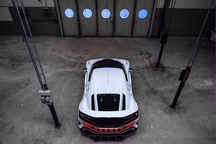 Đáng tiếc là hiện chưa có hình ảnh của không gian nội thất bên trong Bugatti Centodieci. Dự đoán, nội thất của mẫu siêu xe giới hạn số lượng này cũng được thay đổi đáng kể so với Bugatti Chiron.