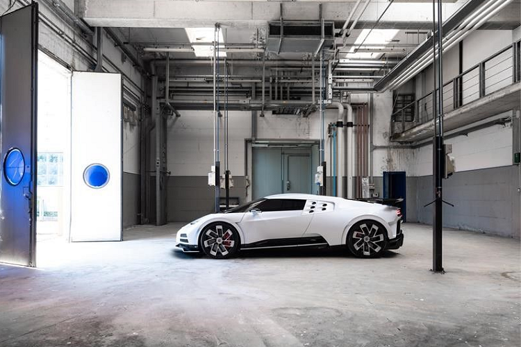 Ngoài ra, Bugatti Centodieci còn được bổ sung cửa mới và thanh ba-bô-lê dành riêng cho siêu xe này.