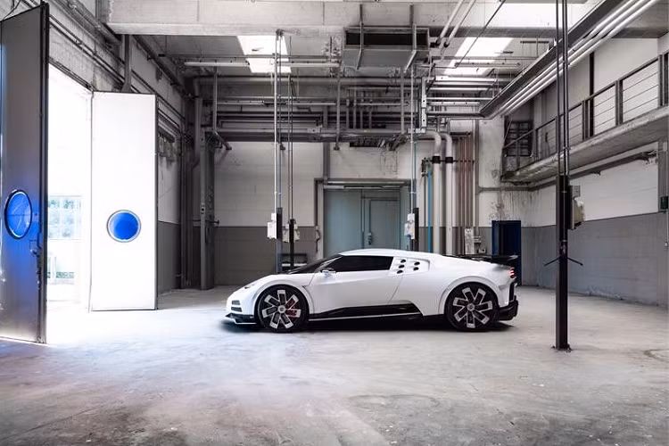 Ngoài ra, Bugatti Centodieci còn được bổ sung cửa mới và thanh ba-bô-lê dành riêng cho siêu xe này.