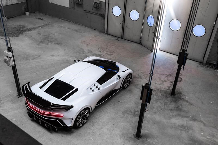 Trong khi đó, động cơ của Bugatti Centodieci dự kiến vẫn là máy xăng W16, dung tích 8.0 lít với 4 bộ tăng áp, tạo ra công suất tối đa 1.479 mã lực và mô-men xoắn cực đại 1.600 Nm giống Chiron.