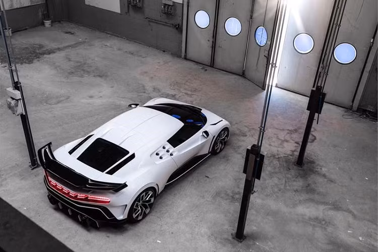 Trong khi đó, động cơ của Bugatti Centodieci dự kiến vẫn là máy xăng W16, dung tích 8.0 lít với 4 bộ tăng áp, tạo ra công suất tối đa 1.479 mã lực và mô-men xoắn cực đại 1.600 Nm giống Chiron.