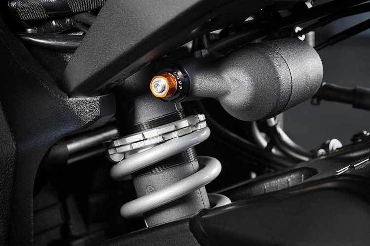 Hệ thống Quản lý phanh động cơ (EBM) mới có ba cấp lực phanh động cơ, cho phép phanh ít hơn hoặc nhiều hơn để phù hợp với đường phố hoặc đường đua. Việc điều chỉnh cả BC và EBM có thể được thực hiện qua menu Yamaha Ride Control trên bảng đồng hồ hoặc ứng dụng Y-TRAC trên thiết bị chạy hệ điều hành Android.