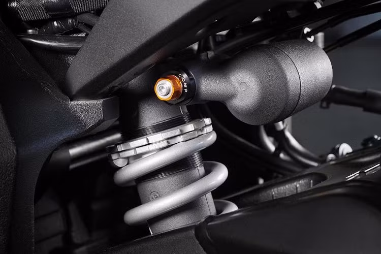 Hệ thống Quản lý phanh động cơ (EBM) mới có ba cấp lực phanh động cơ, cho phép phanh ít hơn hoặc nhiều hơn để phù hợp với đường phố hoặc đường đua. Việc điều chỉnh cả BC và EBM có thể được thực hiện qua menu Yamaha Ride Control trên bảng đồng hồ hoặc ứng dụng Y-TRAC trên thiết bị chạy hệ điều hành Android.