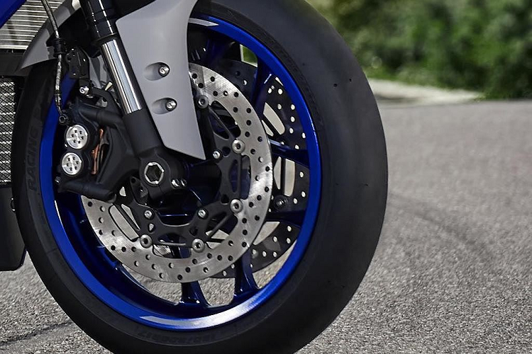 Với phiên bản mới nhất, R1 vẫn tiếp tục trung thành với động cơ 4 xi lanh thẳng hàng 999cc với trục khuỷu crossplane, cho công suất giữ nguyên là 200 mã lực. Tuy nhiên ở dàn quy-lát, cò mỏ ngón tay đã được Yamaha thiết kế lại, cam thấp hơn và lò xo nhẹ hơn để giảm ma sát.