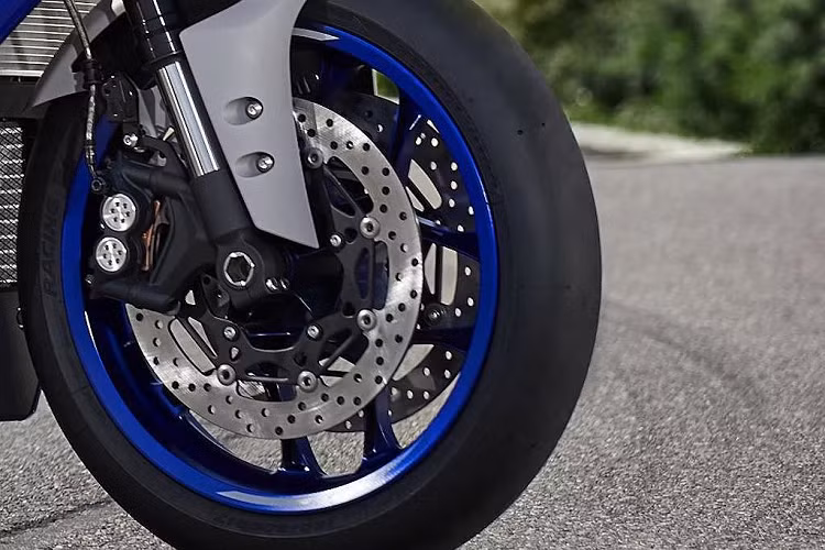 Với phiên bản mới nhất, R1 vẫn tiếp tục trung thành với động cơ 4 xi lanh thẳng hàng 999cc với trục khuỷu crossplane, cho công suất giữ nguyên là 200 mã lực. Tuy nhiên ở dàn quy-lát, cò mỏ ngón tay đã được Yamaha thiết kế lại, cam thấp hơn và lò xo nhẹ hơn để giảm ma sát.