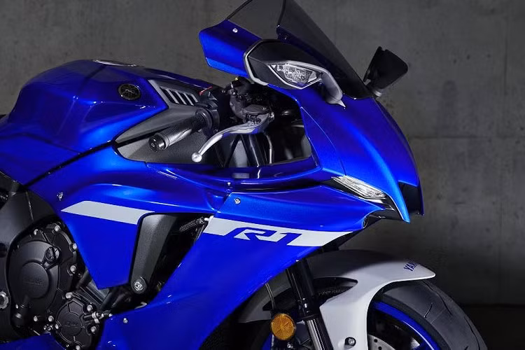 Về thiết kế, R1 2020 đã có phần đầu được tái thiết kế lại với ngoại hình gần hơn với chiếc xe đua MotoGP YZR-M1. Theo hãng xe máy Yamaha, thay đổi này giúp chiếc xe đạt hiệu quả khí động học cao hơn 5,3% so với đời cũ và đạt tính công thái phù hợp với nhiều "tay nài" hơn.