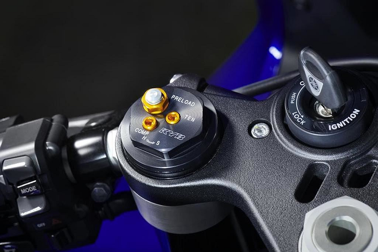 Về công nghệ, siêu môtô Yamaha R1 2020 cũng đã được trang bị hệ thống kiểm soát phanh mới (Brake Control – BC) cung cấp hai chế độ can thiệp: BC1 dành cho phanh thẳng hoặc BC2 dành cho phanh trong cua.