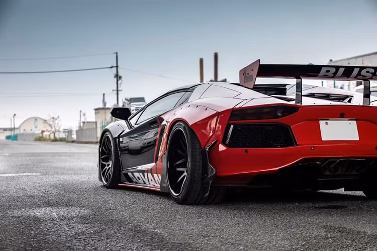 Ở phía đuôi xe, nổi bật hơn cả là bộ cánh lướt gió to bản với kích thước lớn, cao chót vót vô cùng độc đáo và bắt mắt. Bên cạnh đó, để gia tăng đặc tính khí động học cho chiếc xe, Liberty Walk cũng không quên trang bị nhiều chi tiết bằng sợi carbon như ốp ngoài hộc bánh xe, khoang nội thất...