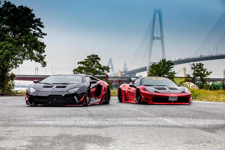 Ngoài ra, với hệ thống treo khí nén mới, siêu phẩm Lamborghini Aventador độ Liberty Walk hứa hẹn còn đem đến cho khách hàng những trải nghiệm trơn tru hơn thay vì thô cứng như thường thấy.