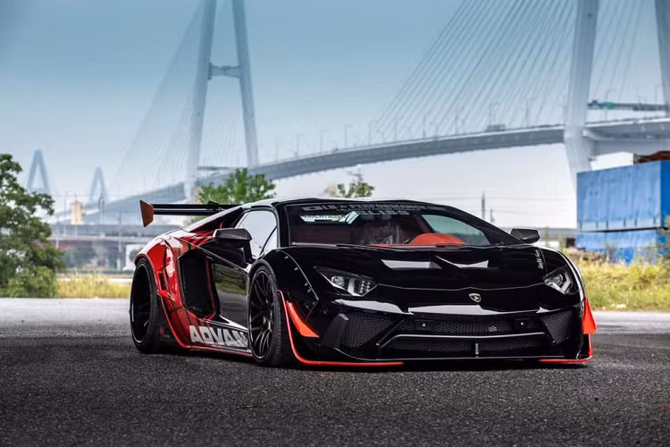  Siêu phẩm Lamborghini Aventador trong bài viết là sản phẩm mới nhất của nhà độ lừng danh "Xứ Phù tang" Liberty Walk. Không làm các fan thất vọng, bản độ này đã mang tới diện mạo khác biệt tới từng chi tiết và được nhiều người so sánh với các kiệt tác nghệ thuật đương đại nhờ vẻ đẹp hoang dã nhưng vẫn hiện đại mà chiếc xe toát lên. 