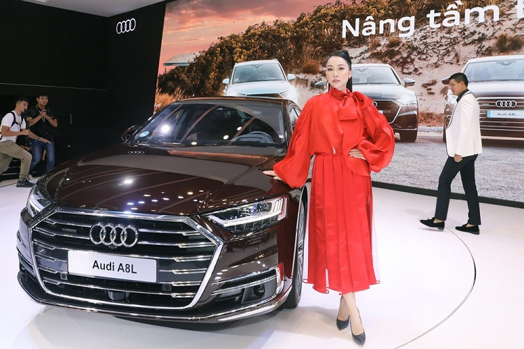 Mẫu xe sang Audi A8L mới lại là quán quân của danh hiệu “2018 World luxury Car” tại New York International Auto Show, Audi A8L quattro mới mà mẫu xe tinh hoa dẫn đầu của thương hiệu Audi