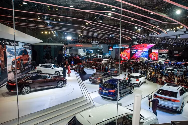 Điểm nổi bật của Audi tại VMS 2019 là khách tham quan sẽ được khám phá những mẫu xe mới của Audi được trang bị đèn LED ma trận phía trước, dải đèn OLED phía đuôi xe, các màn hình cảm ứng MMI với phản hồi xúc giác bên trong, thiết kế nội thất tuyệt vời với trang bị tiêu chuẩn Bang &amp; Olufsen âm thanh 3D đẳng cấp trên một vài mẫu xe của Audi