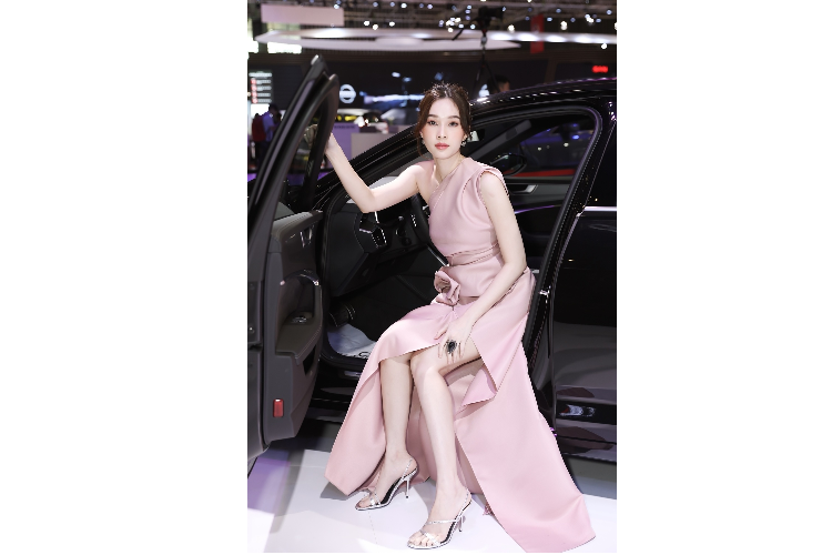 Dù về mặt số hóa, độ thoải mái hay tính thể thao - chiếc xe sang Audi A6 mới lịch lãm vẫn minh chứng nó là một thiên tài đa năng trong phân khúc.