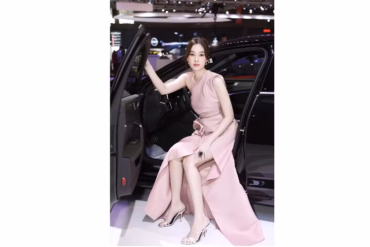 Dù về mặt số hóa, độ thoải mái hay tính thể thao - chiếc xe sang Audi A6 mới lịch lãm vẫn minh chứng nó là một thiên tài đa năng trong phân khúc.