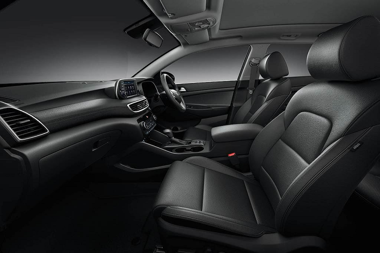 Bên trong cabin, Tucson Sport cũng hoàn toàn không thua kém bất kỳ phiên bản nào khác về trang bị khi được bọc sẵn nội thất da, có cưả sổ trời panorama, hệ thống thông tin giải trí với màn hình 7 inch, camera lùi...