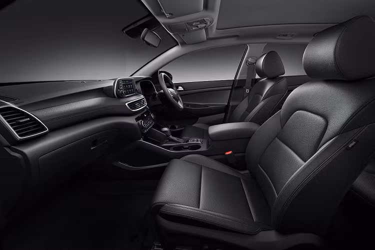Bên trong cabin, Tucson Sport cũng hoàn toàn không thua kém bất kỳ phiên bản nào khác về trang bị khi được bọc sẵn nội thất da, có cưả sổ trời panorama, hệ thống thông tin giải trí với màn hình 7 inch, camera lùi...