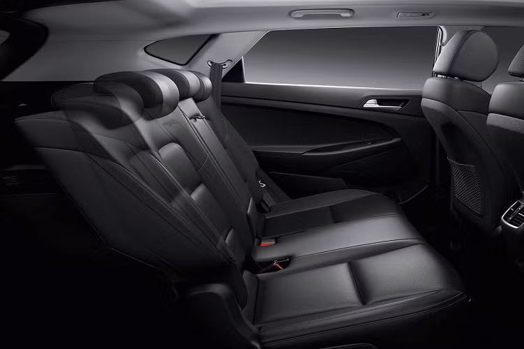 Hiện tại, hãng xe ôtô Hyundai mới chỉ công bố giá bán Hyundai Tucson Sport 2020 dành cho thị trường Nam Phi với mức giá lần lượt cho 2 phiên bản 1.6 và 2.0l là 654,9 và 664,9 triệu Rand (tương đương 1,067 và 1,083 tỷ đồng).