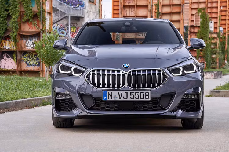 Ở phiên bản M Performance M235i xDrive mạnh nhất của 2 Series Gran Coupé, xe lắp động cơ 4 xy-lanh 2.0L tăng áp cho công suất tối đa 306 mã lực tại 5.000 đến 6.250 vòng / phút và mô-men xoắn cực đại 450 Nm từ 1.750 đến 4.500 vòng/ phút. Nhờ đó, 2 Series GC có thể tăng tốc từ 0 – 100 km/h chỉ trong vòng 4,9 giây trước khi đạt tốc độ tối đa 250 km/ h.
