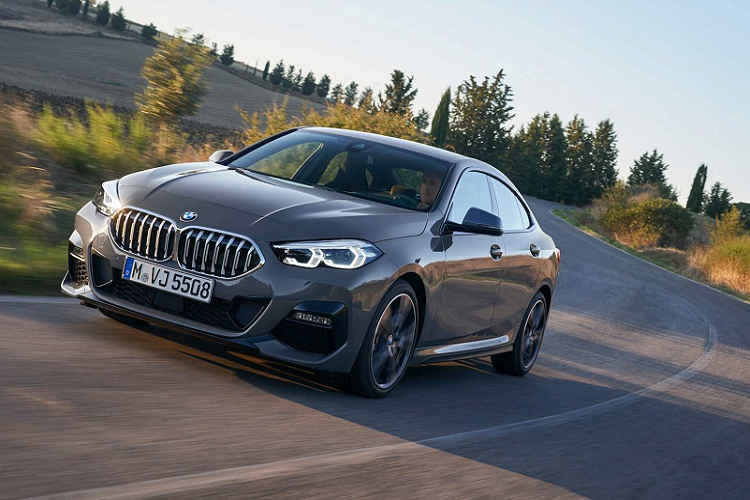 Khi so sánh về kích thước, BMW 2 Series Gran Coupe 2020 nhỏ hơn một chút so với đối thủ CLA. Với chiều dài 4.526 mm, rộng 1.800 mm và cao 1.420 mm, Gran Coupé ngắn hơn 162 mm, hẹp hơn 30 mm và thấp hơn 19 mm, ngoài ra chiều dài cơ sở 2.670 mm của nó cũng khiêm tốn hơn 59 mm. Ngoài ra, dung tích khoang hành lý của 2 Series GC chỉ ở 430 lít, thấp hơn mức 460 lít của CLA.