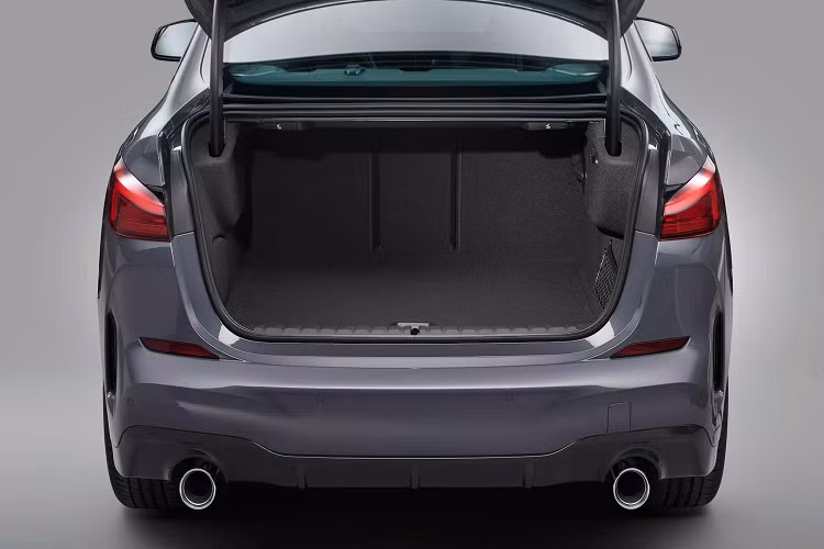 Về động cơ, ở phiên bản tiêu chuẩn 218i, BMW 2 Series Gran Coupé sử dụng động cơ 3 xy-lanh thẳng hàng (I3) B38 dung tích 1.5L cho công suất tối đa 140 mã lực tại 4.600 đến 6.500 vòng / phút và mô-men xoắn cực đại 220 Nm đạt được từ 1.480 đến 4.200 vòng / phút.