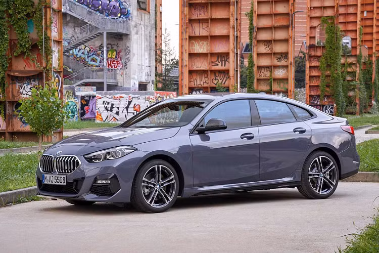 Tương tự 4 và 8 GC, BMW 2 Series Gran Coupe mới là một cái tên khá dài, nhưng biến thể mới này làm phong phú thêm cho dòng sản phẩm 2 Series. Trong khi biến thể 2 Series Coupe là một chiếc xe hai cửa nhỏ gọn sử dụng hệ dẫn động cầu sau.