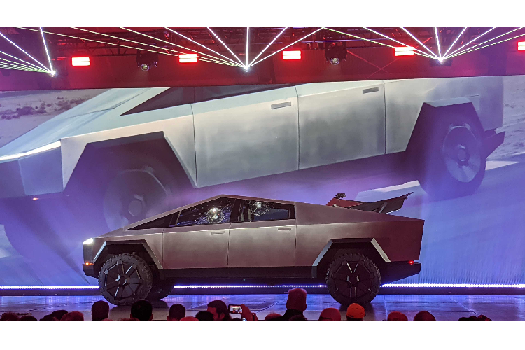 Cũng ở chế độ off-road, xe sẽ có góc tiếp cận lên đến 35 độ và góc khởi hàng ở mức 28 độ. Với chiều dài lên đến 6,2 mét, chiếc Tesla Cybertruck này có thể chở được đến 1.587 kg phía sau trong khi khoang hành lí phía trước của xe có dung tích đến 2.831 lít. Ở sàn xe phía sau, Tesla cũng trang bị các cổng điện cùng các trang cụ dùng điện khác. Xe cũng được tích hợp cả máy nén khí trên xe.