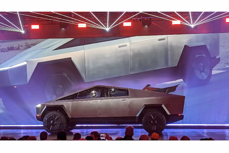 Cũng ở chế độ off-road, xe sẽ có góc tiếp cận lên đến 35 độ và góc khởi hàng ở mức 28 độ. Với chiều dài lên đến 6,2 mét, chiếc Tesla Cybertruck này có thể chở được đến 1.587 kg phía sau trong khi khoang hành lí phía trước của xe có dung tích đến 2.831 lít. Ở sàn xe phía sau, Tesla cũng trang bị các cổng điện cùng các trang cụ dùng điện khác. Xe cũng được tích hợp cả máy nén khí trên xe.