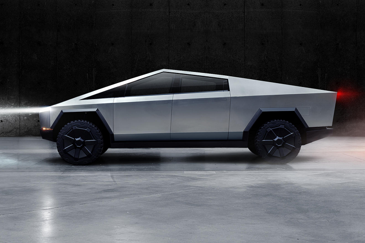 Bên trong, khoang nội thất của bán tải Tesla Cybertruck đủ rộng dành cho 6 người lớn ngồi. Tesla tiếp tục sử dụng những cách bố trí “không giống ai” với ba ghế phía trước như xe tải trên một chiếc bán tải trong khi ghế phía sau được làm theo kiểu ghế thể thao nhưng lại theo băng. Bảng táp lô cũng “tối giản” với chỉ một màn hình cảm ứng đặt giữa với vô-lăng. Chiếc bán tải này vẫn sẽ có các công nghệ tự hành tương tự như những chiếc Tesla trước đây.