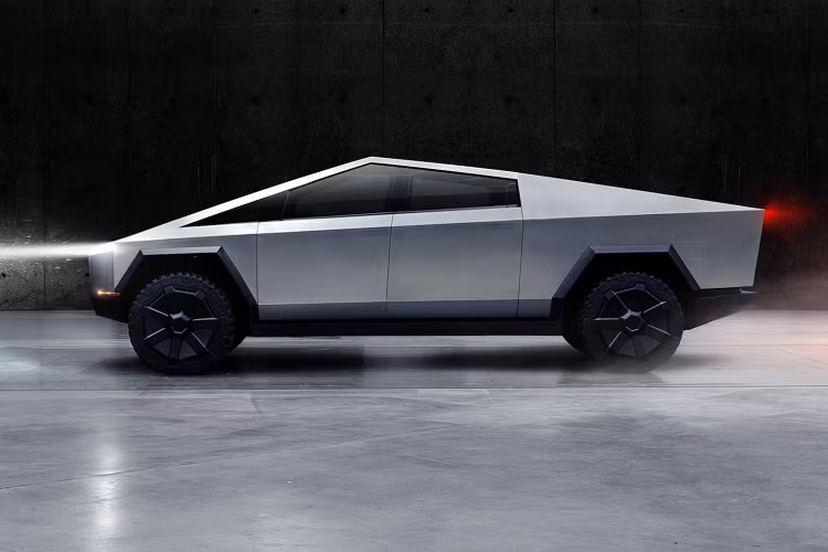 Bên trong, khoang nội thất của bán tải Tesla Cybertruck đủ rộng dành cho 6 người lớn ngồi. Tesla tiếp tục sử dụng những cách bố trí “không giống ai” với ba ghế phía trước như xe tải trên một chiếc bán tải trong khi ghế phía sau được làm theo kiểu ghế thể thao nhưng lại theo băng. Bảng táp lô cũng “tối giản” với chỉ một màn hình cảm ứng đặt giữa với vô-lăng. Chiếc bán tải này vẫn sẽ có các công nghệ tự hành tương tự như những chiếc Tesla trước đây.