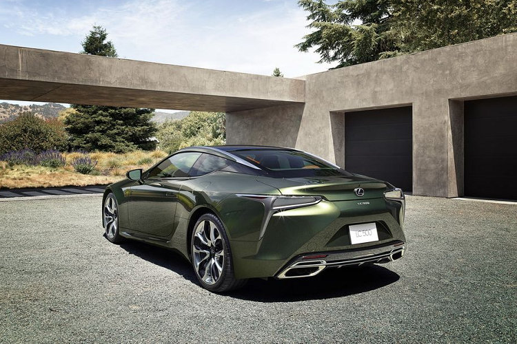 Ngoài màu sơn đặc biệt kể trên, Lexus LC Inspiration Series 2020 còn sở hữu cho mình một thiết kế vượt thời gian và lôi cuốn. Siêu xe Nhật Bản được trang bị hệ thống đèn pha Full-Led cùng thiết kế cầu kỳ, bộ mâm hợp kim 21 inch to abrn cùng nhiều trang bị xịn xò bậc nhất khác.