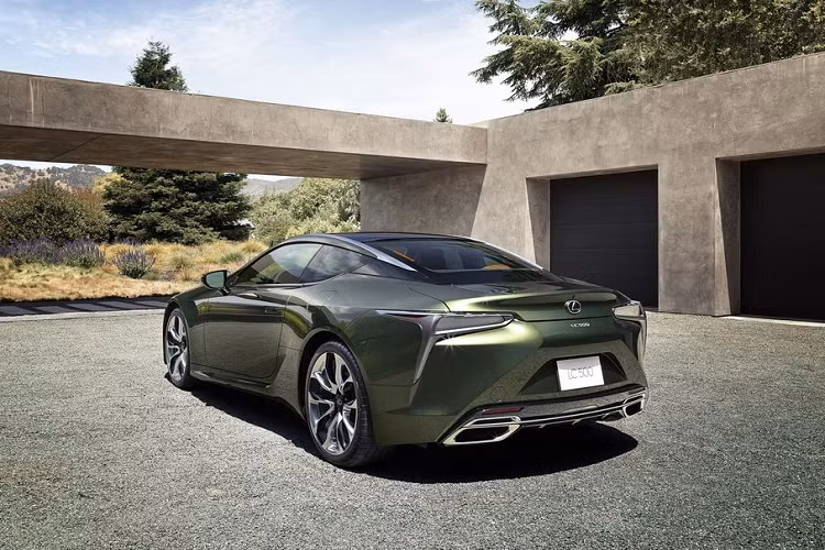 Ngoài màu sơn đặc biệt kể trên, Lexus LC Inspiration Series 2020 còn sở hữu cho mình một thiết kế vượt thời gian và lôi cuốn. Siêu xe Nhật Bản được trang bị hệ thống đèn pha Full-Led cùng thiết kế cầu kỳ, bộ mâm hợp kim 21 inch to abrn cùng nhiều trang bị xịn xò bậc nhất khác.