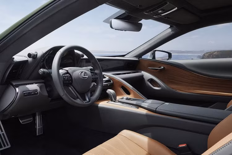 Siêu phẩm Lexus LC Inspiration Series được nhà sản xuất phủ lên mình màu sơn độc quyền xanh lục bảo Khaki Metal vô cùng độc đáo. Bên cạnh đó, các khách hàng mua xe cũng có thể tuỳ chọn thêm màu sơn khác là màu đen Graphite Black hoặc xám Titanium.