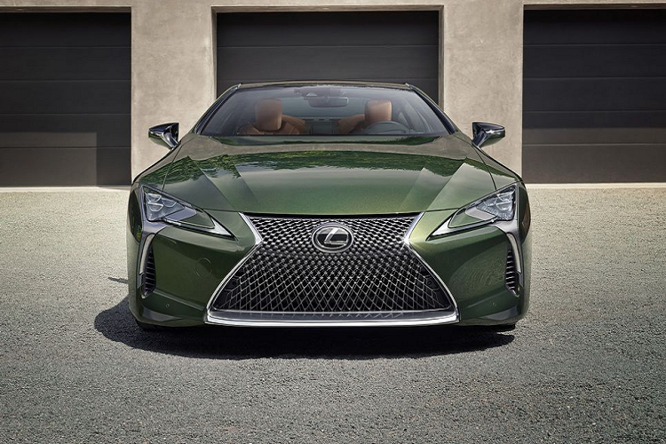 Mẫu xe này được trang bị khối động cơ xăng V8 5.0L cho ra công suất tối đa 470 mã lực và mô-men xoắn cực đại 540 Nm, đi kèm với đó còn là hộp số tự động 10 cấp. Bên cạnh đó là phiên bản sử dụng động cơ hybrid 3.5L cho ra công suất tối đa 354 mã lực với giá 142.443 USD (khoảng 3,43 tỷ đồng).