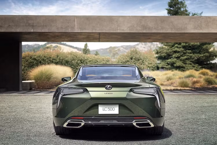 Ngoài sự sang trọng, Lexus LC Inspiration Series cũng được trang bị rất nhiều công nghệ hỗ trợ người lái và giải trí cao cấp như hệ thống kết nối điện thoại thông minh, màn hình giải trí kích thước 10.3 inch, kết nối vệ tinh, điều khiển giọng nói, hệ thống âm thanh high-end Mark Levinson.