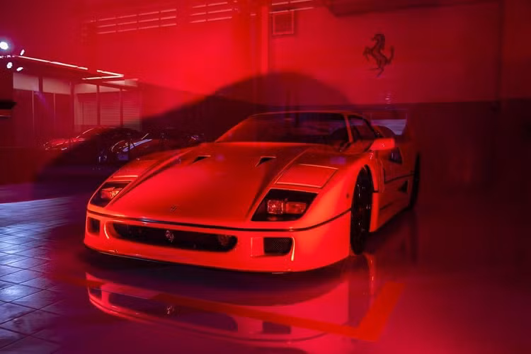 Ngoài Ferrari LaFerrari Aperta, 5 chiếc siêu xe Ferrari còn lại cũng thuộc diện đắt đỏ và hiếm có tại Thái Lan. Khá thú vị là trong dàn cực phẩm Ferrari hơn 766 tỷ đồng ở Thái Lan này chỉ có duy nhất chiếc Ferrari LaFerrari Coupe mang màu sơn vàng, lạc tông so với 5 chiếc còn lại có bộ áo đỏ rất đặc trưng của hãng xe có logo "ngựa chồm".