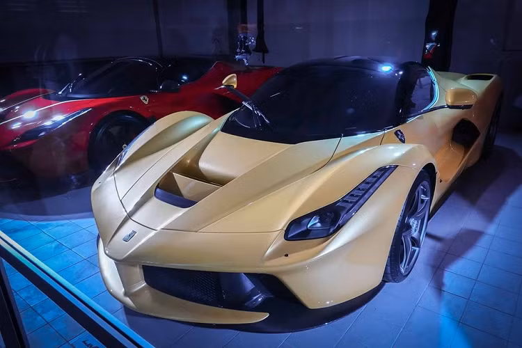 Tổng giá trị cho 6 chiếc siêu xe Ferrari này ở Thái Lan là hơn 766 tỷ đồng. Tất nhiên đắt đỏ nhất trong số các siêu xe "ngựa chồm" này phải kể đến Ferrari LaFerrari Aperta có giá xuất xưởng 1,9 triệu đô la và khi về Thái Lan sau khi đóng đầy đủ loại thuế, chiếc Ferrari LaFerrari Aperta độc nhất vương quốc chùa tháp có giá không dưới 200 tỷ đồng.