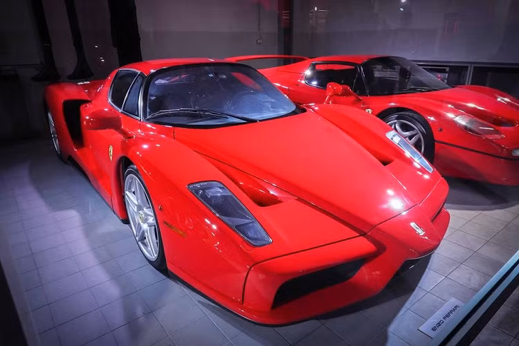 Ferrari LaFerrari Aperta chỉ có 200 chiếc được sản xuất trên toàn thế giới, để mua được siêu phẩm này không phải là chuyện đơn giản. Chiếc Ferrari LaFerrari Aperta về Thái Lan được hãng Ferrari ưu ái dành cho thị trường này đúng 1 chiếc trong tổng số 200 xe sản xuất ra dành cho khách hàng.