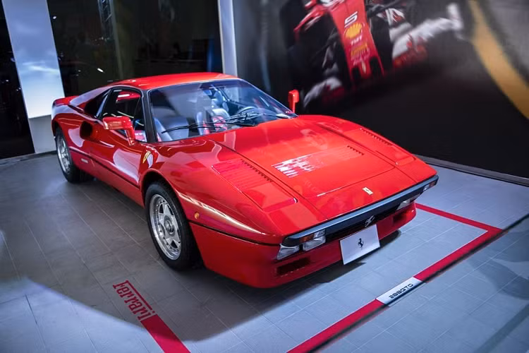 "Trái tim" của siêu xe Ferrari LaFerrari Aperta tại Thái Lan vẫn là động cơ xăng V12, dung tích 6,3 lít, sản sinh công suất tối đa 800 mã lực kết hợp cùng với mô-tơ điện có công suất tối đa 163 mã lực. Như vậy, Ferrari LaFerrari Aperta sở hữu công suất tổng cộng là 963 mã lực và mô-men xoắn cực đại đạt 900 Nm.