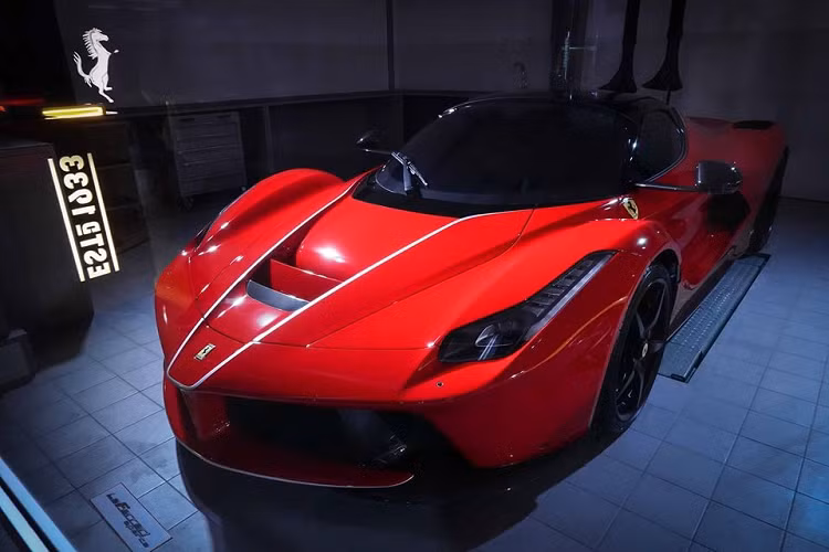 Trong một căn phòng cửa kính không cho người ngoài vào trong là có 4 cực phẩm Ferrari LaFerrari Aperta, Ferrari LaFerrari Coupe, Ferrari Enzo và Ferrari F50 xếp cạnh nhau. Kế đó không xa là Ferrari F40 và Ferrari 288 GT0 cùng tông màu đỏ.