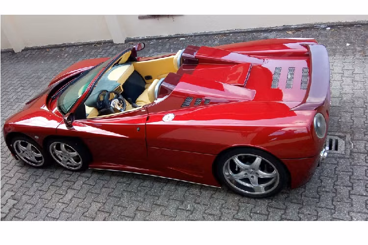 Convini là một thương hiệu siêu xe nhỏ của Italy mang trong mình ước mơ lớn lao. Chiếc Convini 6SW 6 bánh độc nhất vô nhị dù đã ra mắt từ hơn 10 năm trước, nhưng ngày nay khách hàng vẫn có thể đặt mua một chiếc thông qua website của công ty.