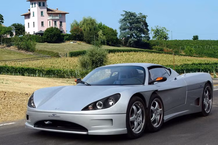 Việc bố trí 6 bánh xe với cấu trúc 4 bánh trước và 2 bánh sau được giải thích là làm tăng diện tích tiếp xúc của bánh trước và cải thiện khả năng bám đường tốt hơn, do vậy khả năng vào cua cũng sẽ nhịp nhàng và ổn định hơn. Việc có 6 bánh xe cũng đồng nghĩa là xe sẽ có thêm đĩa phanh và tăng thêm diện tích tiếp xúc mặt đường giúp cho hiệu quả phanh tốt hơn.